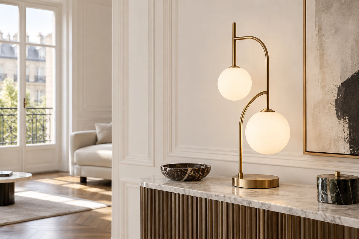 Lampe design dans un intérieur lumineux, sous une lumière naturelle