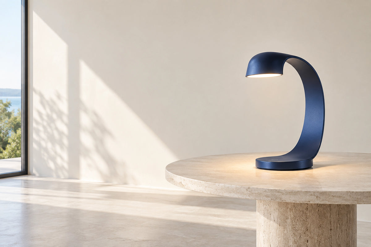 Lampe design sans fil dans un intérieur lumineux, sous une lumière naturelle