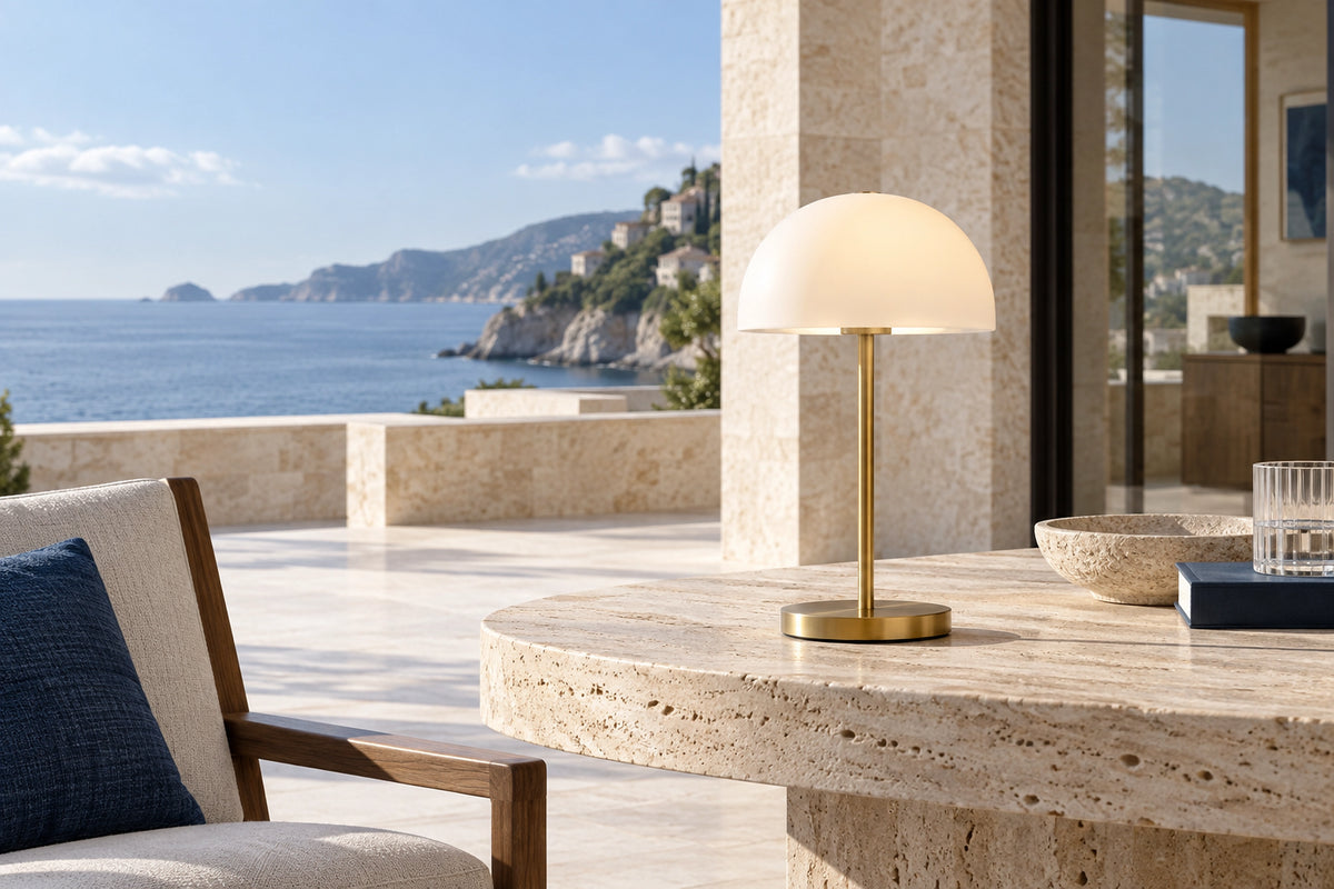 Lampe extérieur sans fil sur une table de terrasse en pierre, sous une lumière naturelle