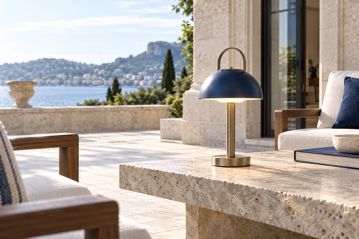 Lampe extérieure sur une table de terrasse en pierre, sous une lumière naturelle