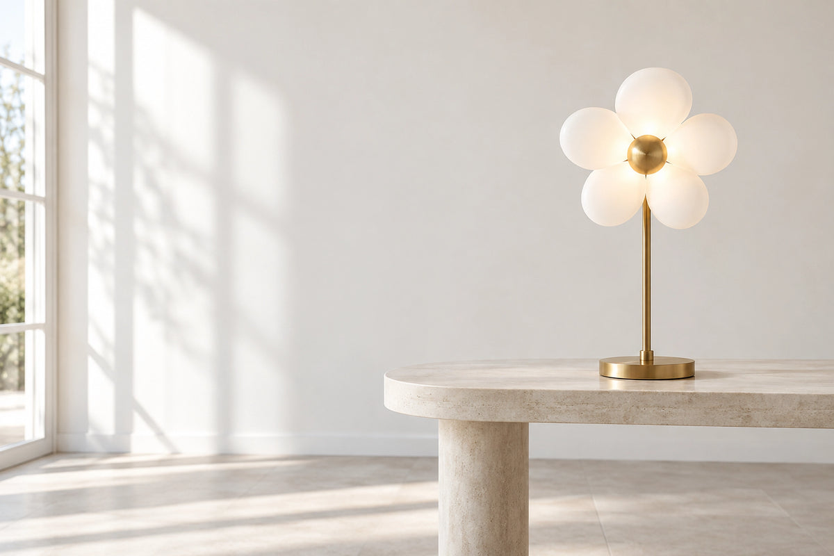 Lampe fleur dans un intérieur lumineux, sous une lumière naturelle