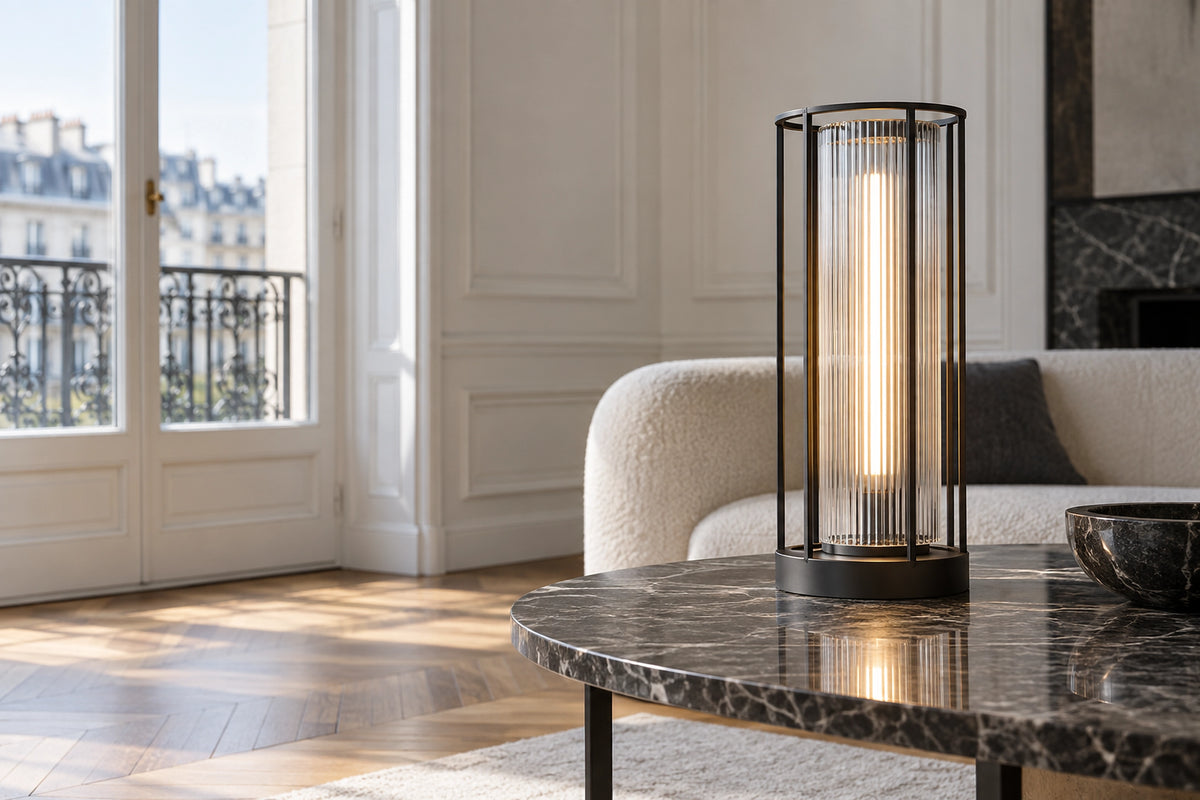 Lampe industrielle à poser dans un intérieur lumineux, sous une lumière naturelle