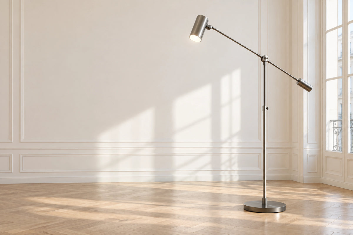 Lampe industrielle sur pied dans un intérieur lumineux, sous une lumière naturelle