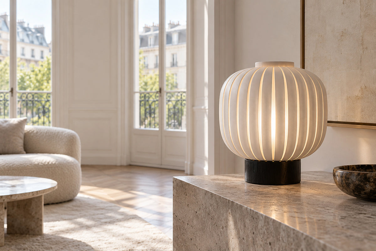 Lampe japonaise dans un intérieur lumineux, sous une lumière naturelle