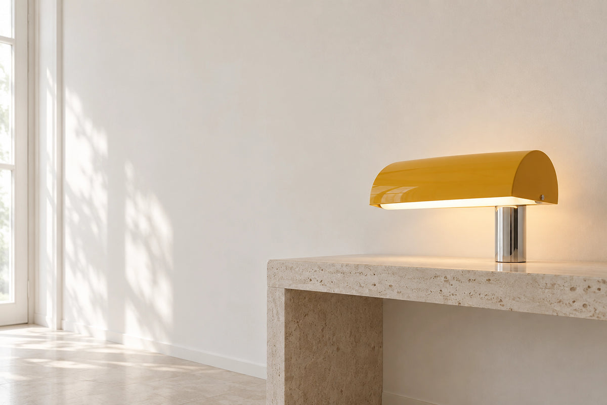 Lampe jaune dans un intérieur lumineux, sous une lumière naturelle