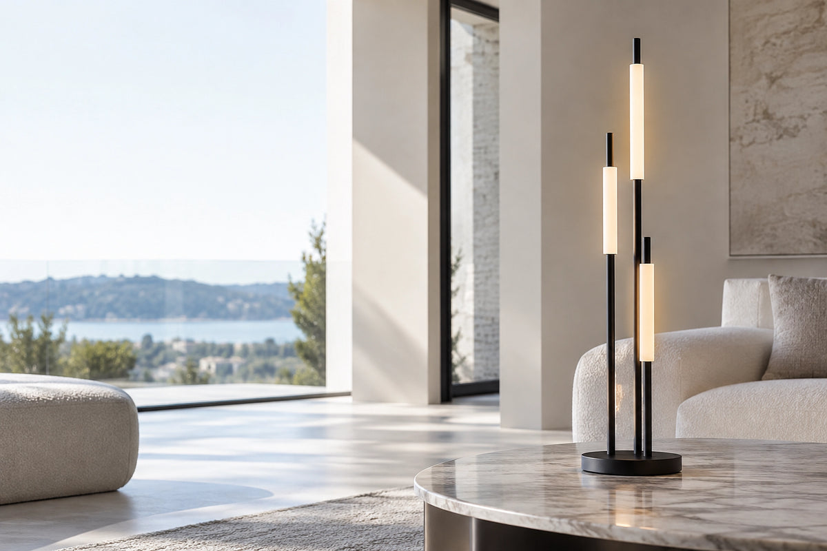 Lampe LED dans un intérieur lumineux, sous une lumière naturelle