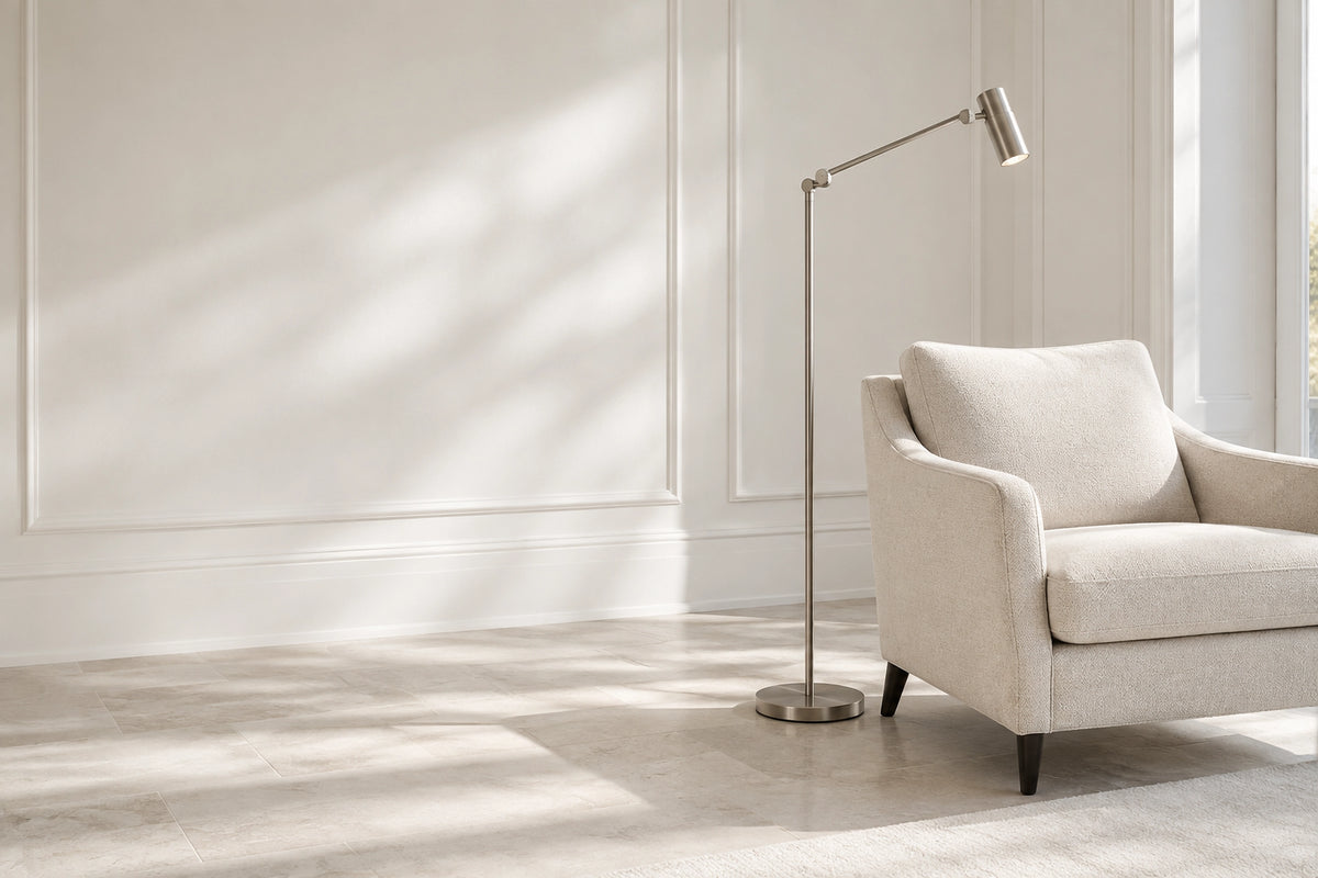 Lampe liseuse dans un intérieur lumineux, sous une lumière naturelle