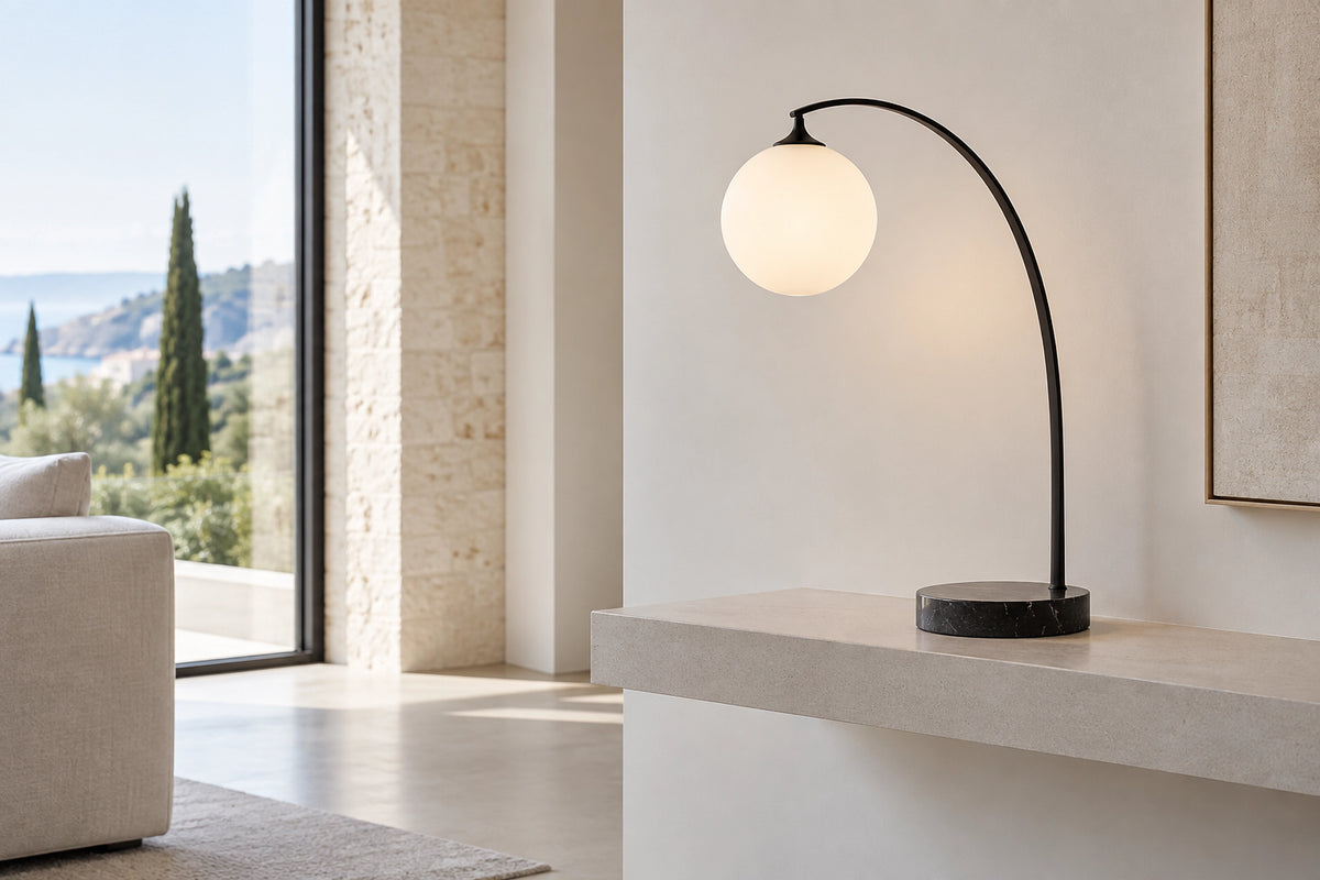 Lampe minimaliste dans un intérieur lumineux, sous une lumière naturelle