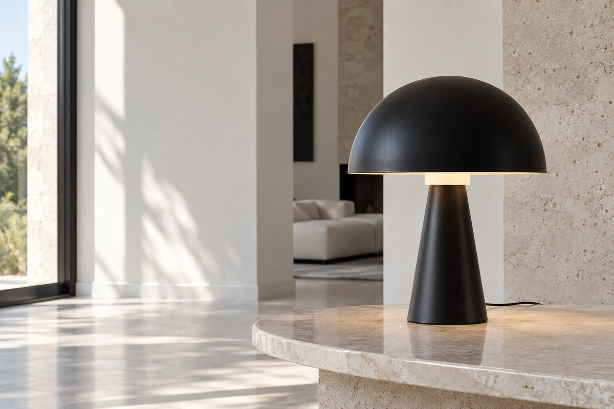 Lampe noire dans un intérieur lumineux, sous une lumière naturelle