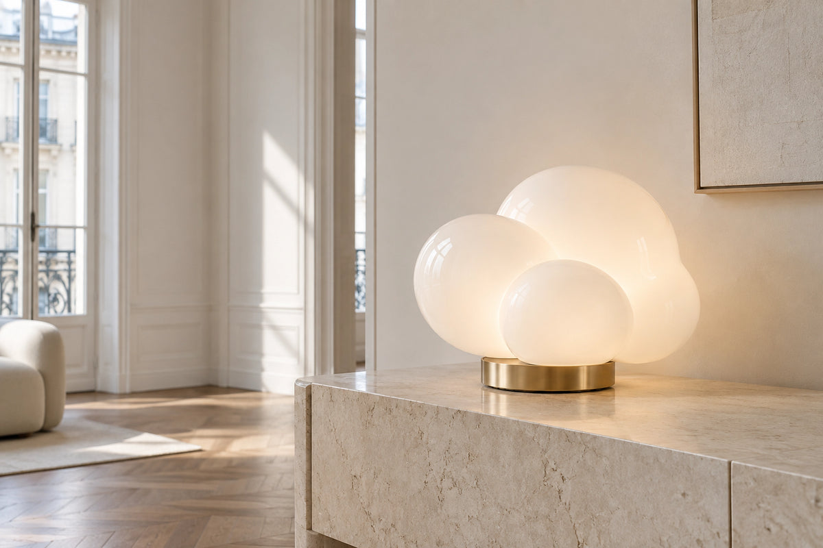 Lampe nuage dans un intérieur lumineux, sous une lumière naturelle