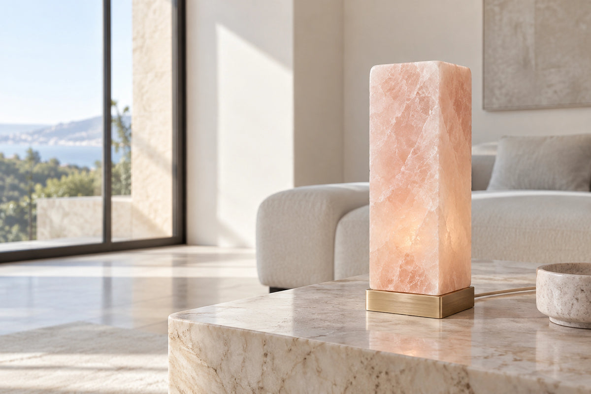 Lampe pierre de sel dans un intérieur lumineux, sous une lumière naturelle