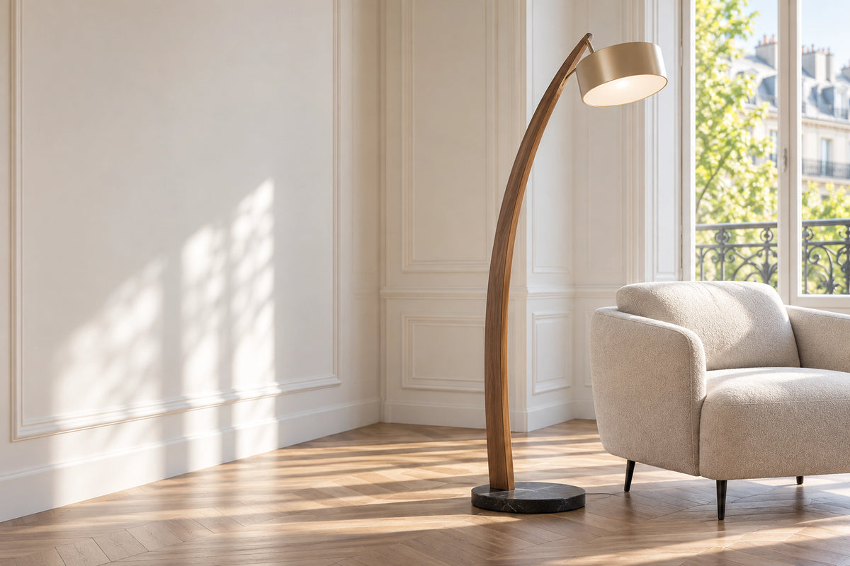 Lampe salon bois dans un salon lumineux, sous une lumière naturelle