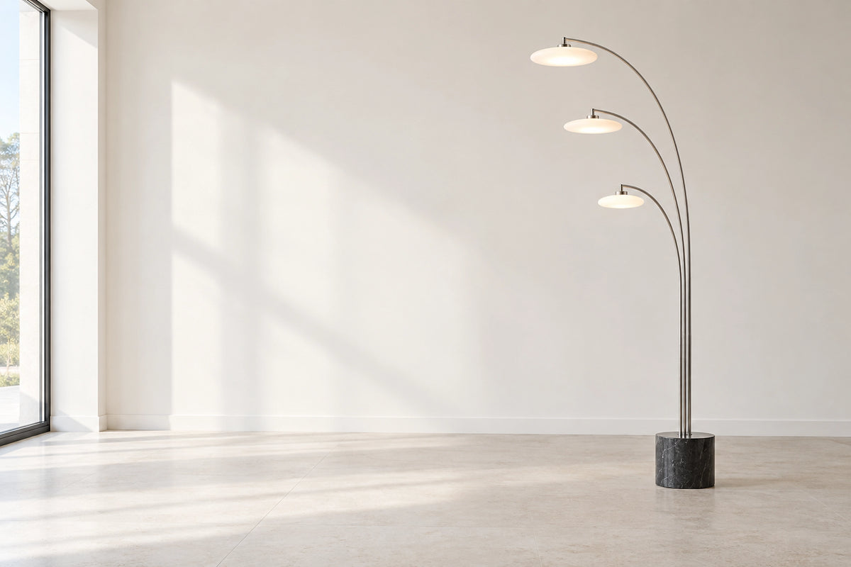 Lampe design sur pied dans un intérieur lumineux, sous une lumière naturelle