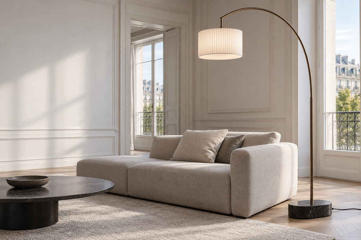 Lampe sur pied dans un intérieur lumineux, sous une lumière naturelle