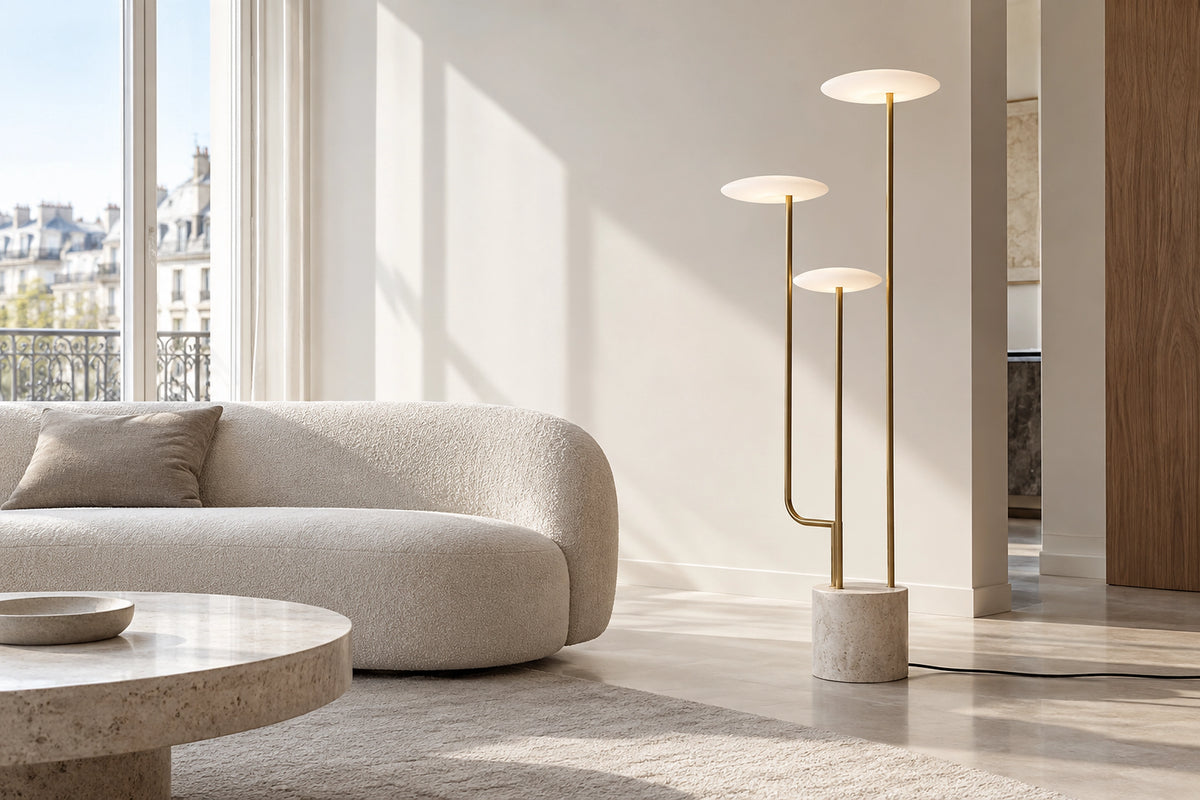 Lampe sur pied moderne dans un intérieur lumineux, sous une lumière naturelle