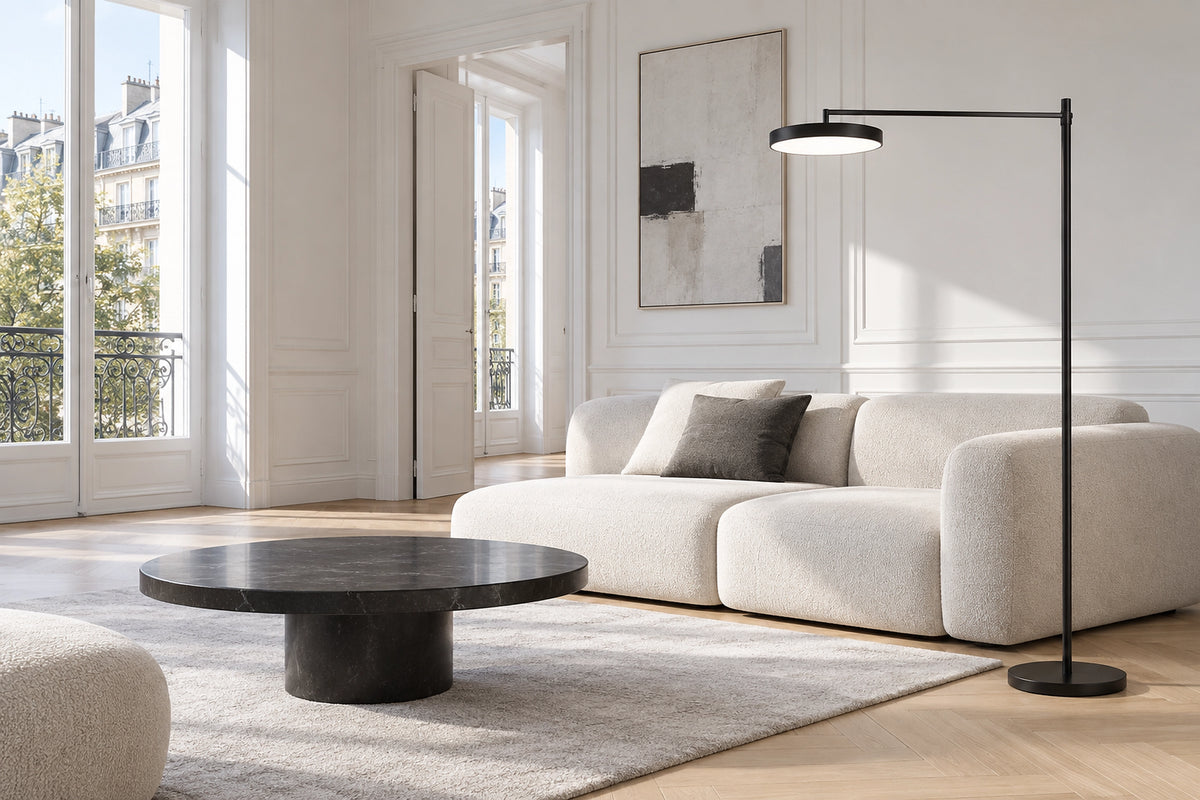 Lampe sur pied noire dans un intérieur lumineux, sous une lumière naturelle