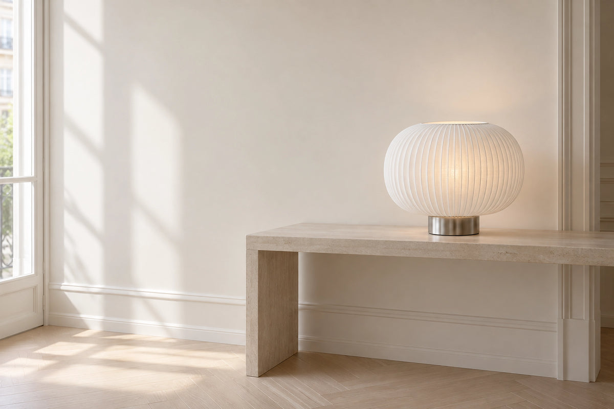 Lampe en tissu dans un intérieur lumineux, sous une lumière naturelle