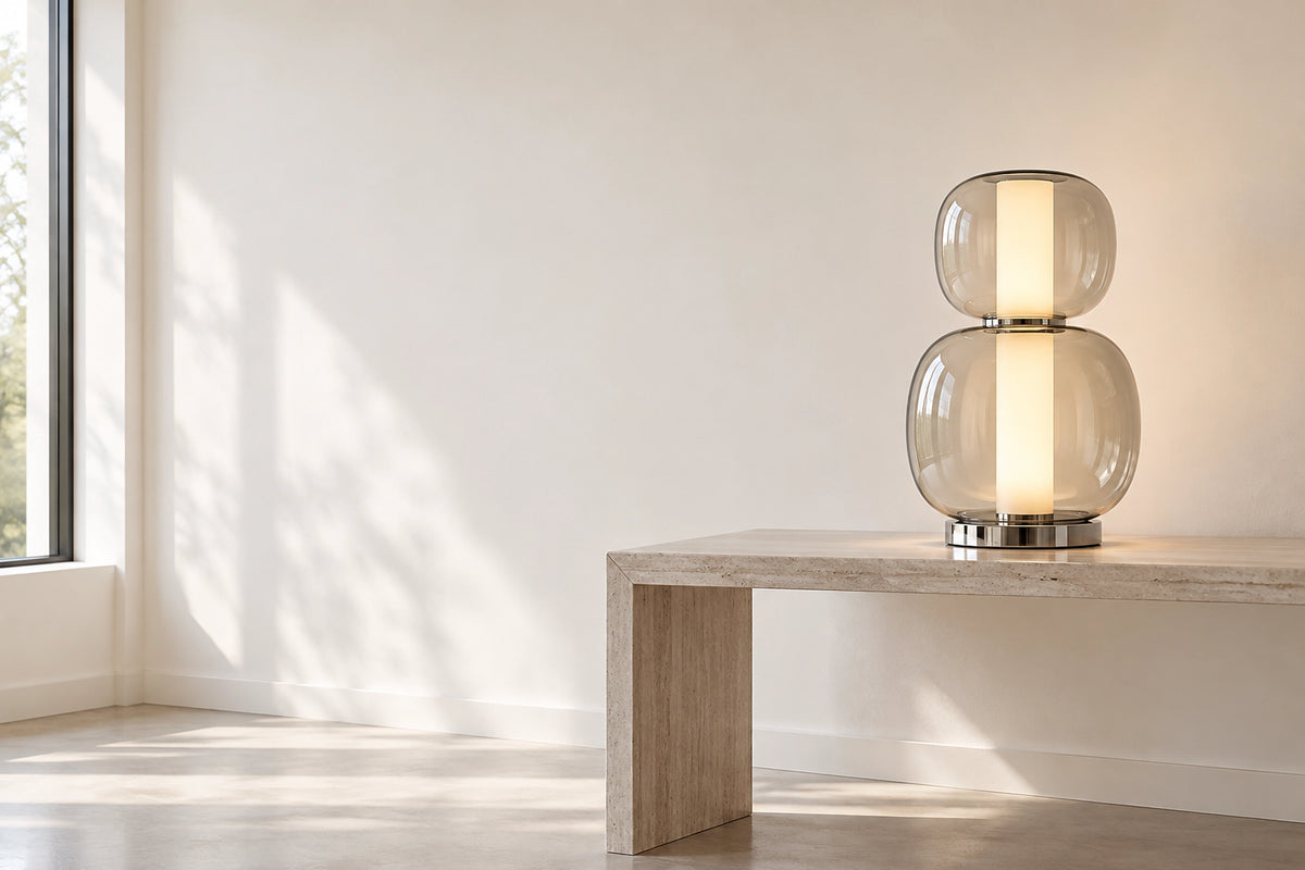 Lampe en verre dans un intérieur lumineux, sous une lumière naturelle