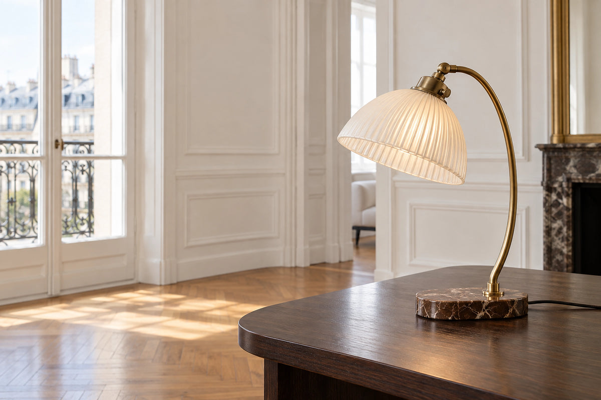 Lampe vintage dans un intérieur lumineux, sous une lumière naturelle