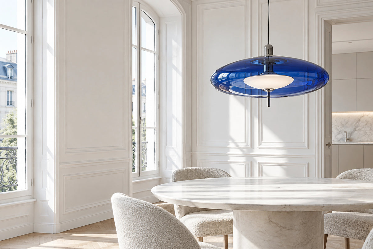 Luminaire bleu dans un intérieur lumineux, sous une lumière naturelle