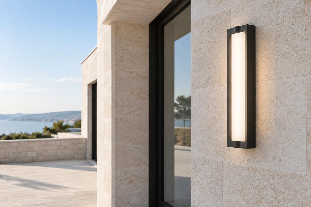 Luminaire extérieur design sur une façade en pierre claire, sous une lumière naturelle