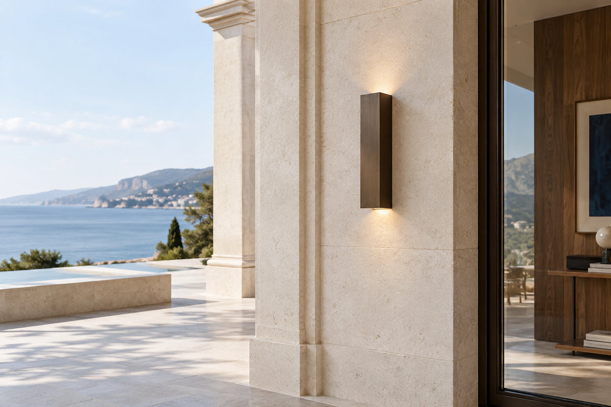 Luminaire extérieur LED sur une façade en pierre claire, sous une lumière naturelle
