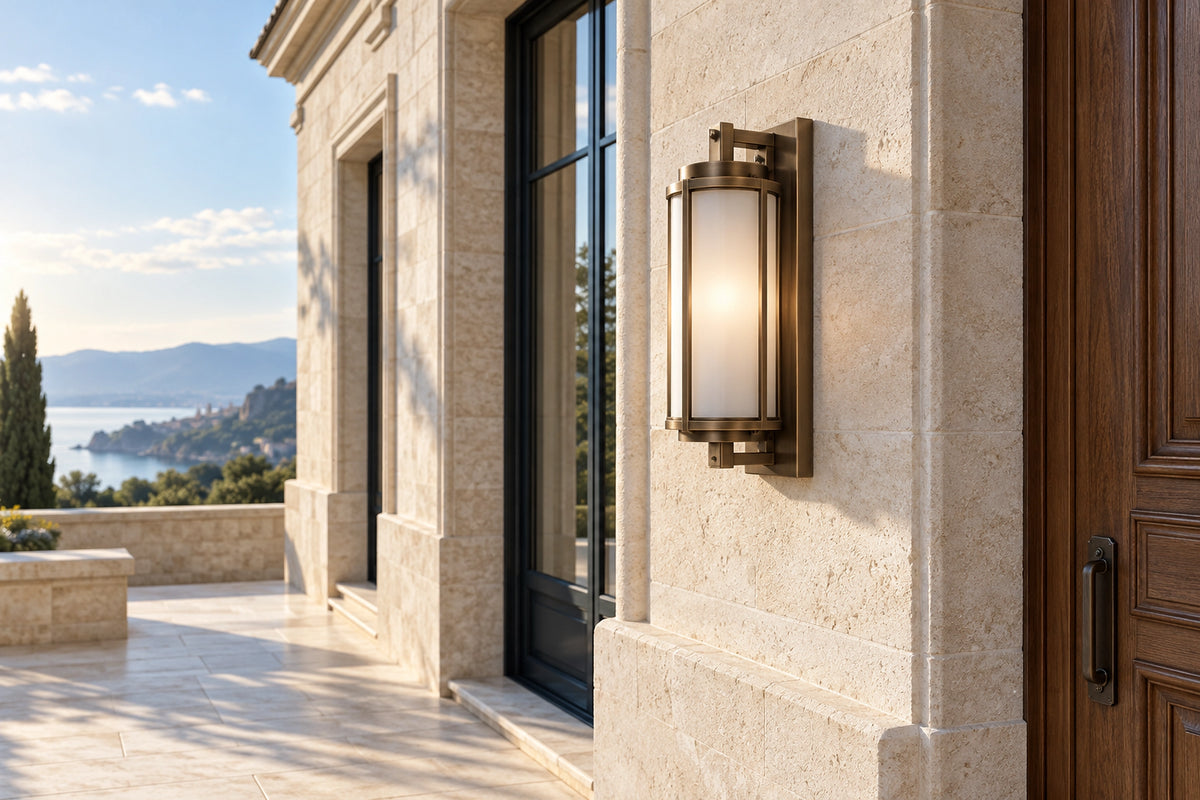 Luminaire extérieur sur une façade en pierre claire, sous une lumière naturelle Image