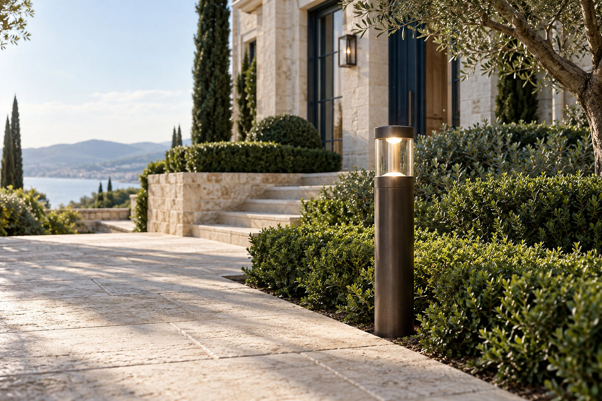 Luminaire jardin le long d’un chemin en pierre claire, sous une lumière naturelle