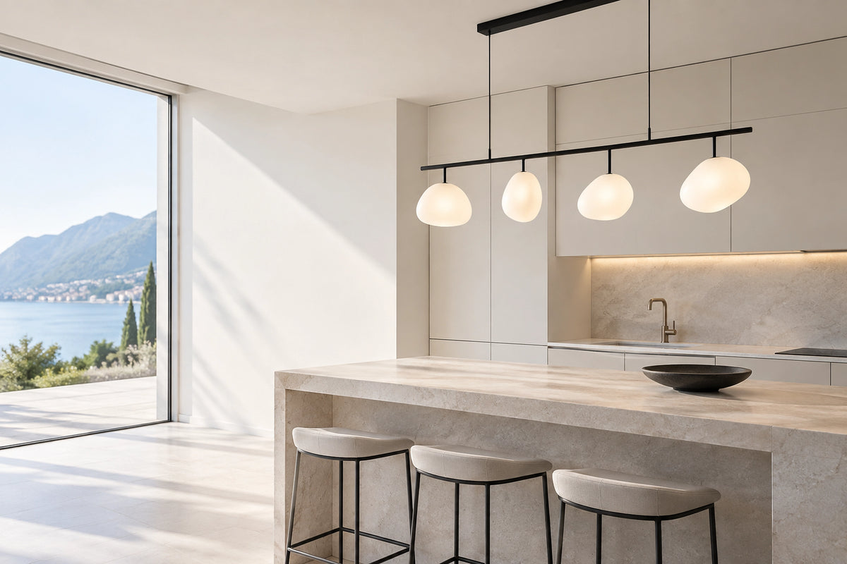Luminaire moderne dans un intérieur lumineux, sous une lumière naturelle
