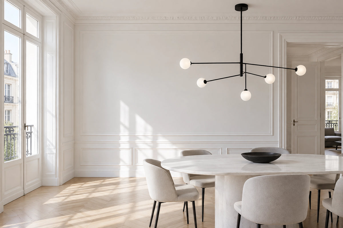 Luminaire noir dans un intérieur lumineux, sous une lumière naturelle