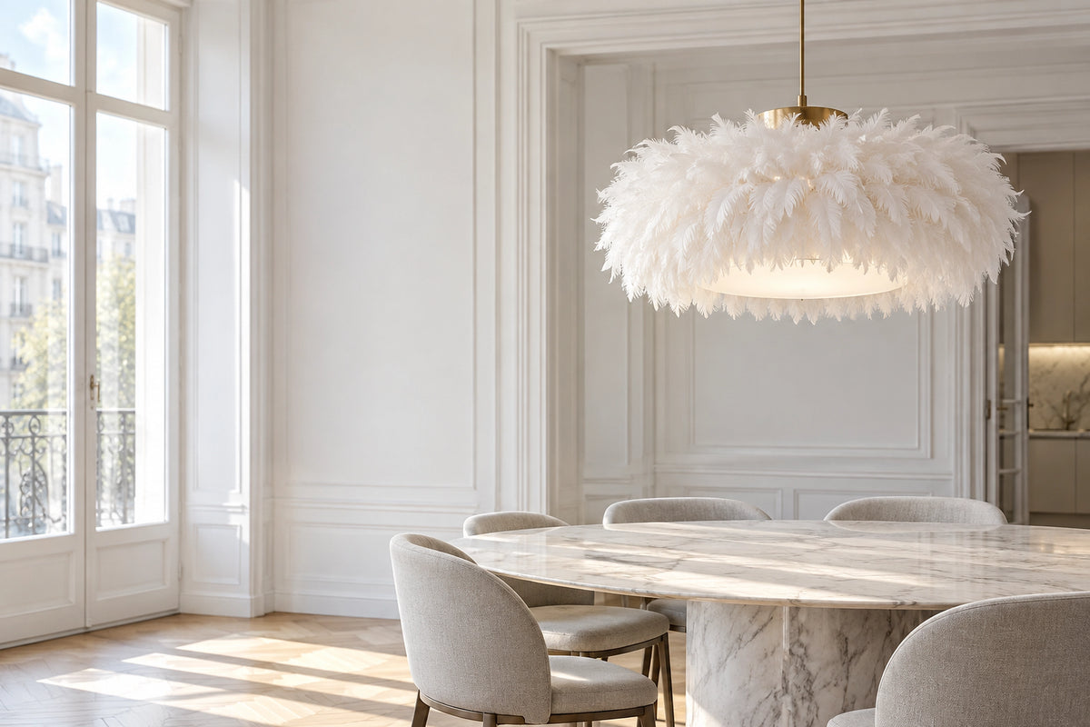 Luminaire plume dans un intérieur lumineux, sous une lumière naturelle
