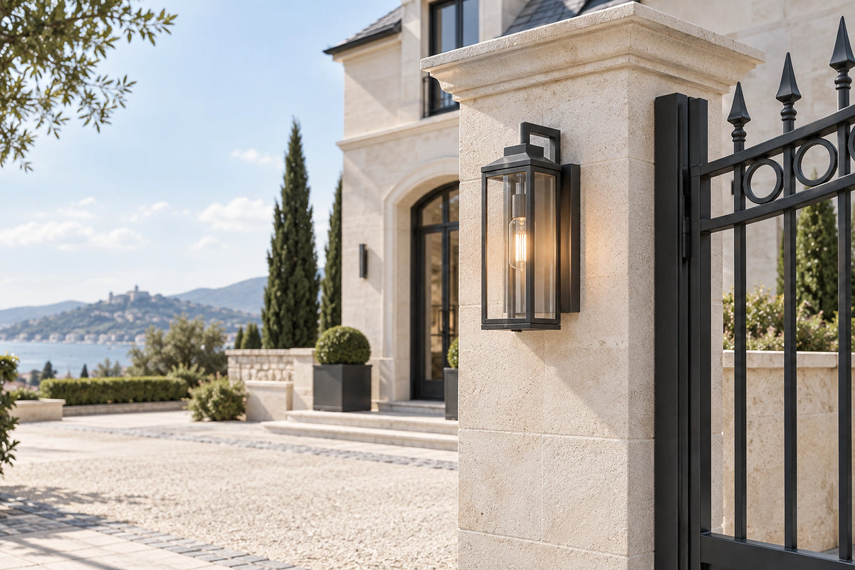 Luminaire portail sur un pilier en pierre claire près d’un portail contemporain
