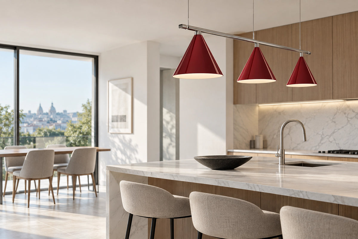 Luminaire rouge dans un intérieur lumineux, sous une lumière naturelle
