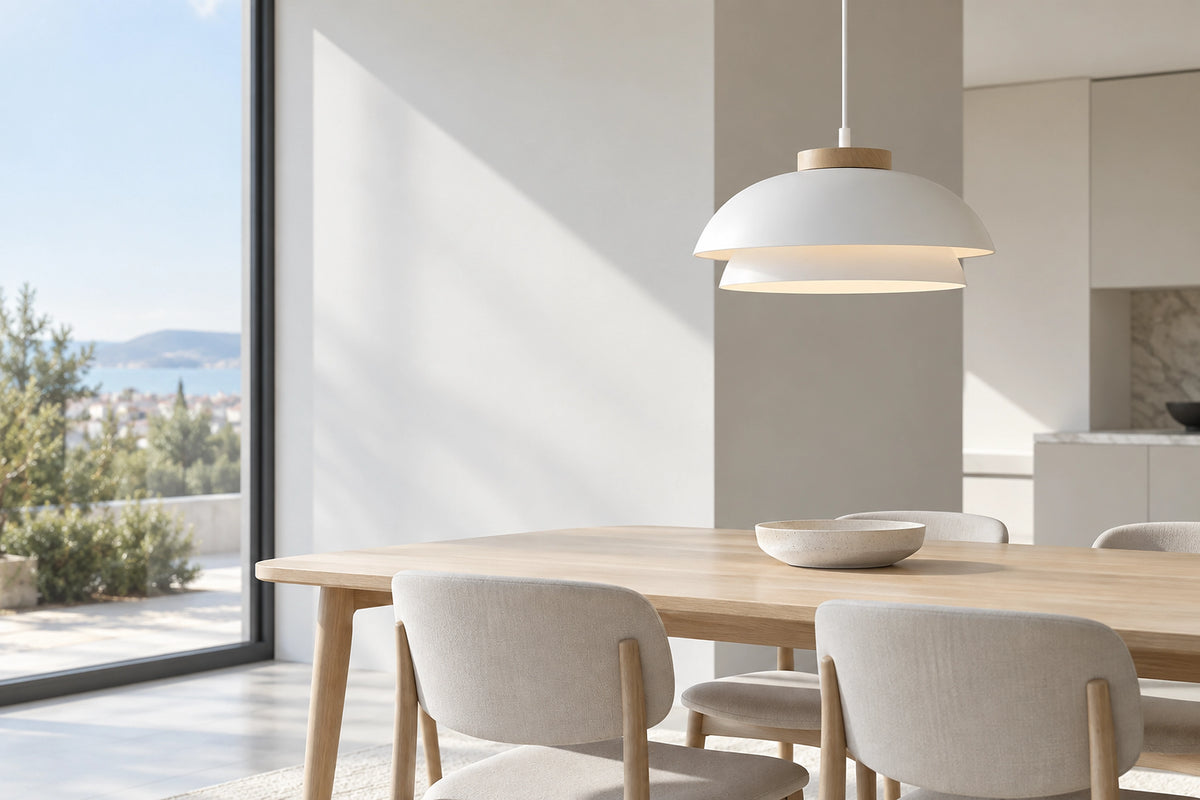 Luminaire scandinave dans un intérieur lumineux, sous une lumière naturelle