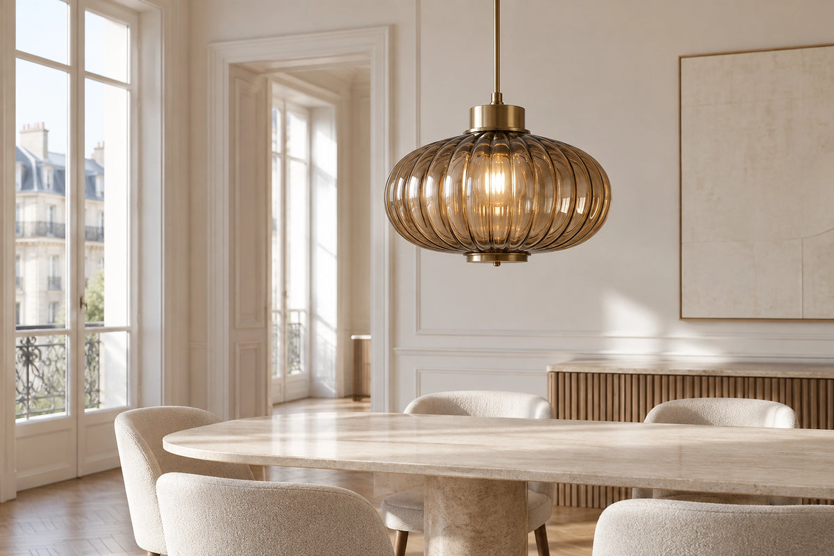 Luminaire vintage dans un intérieur lumineux, sous une lumière naturelle