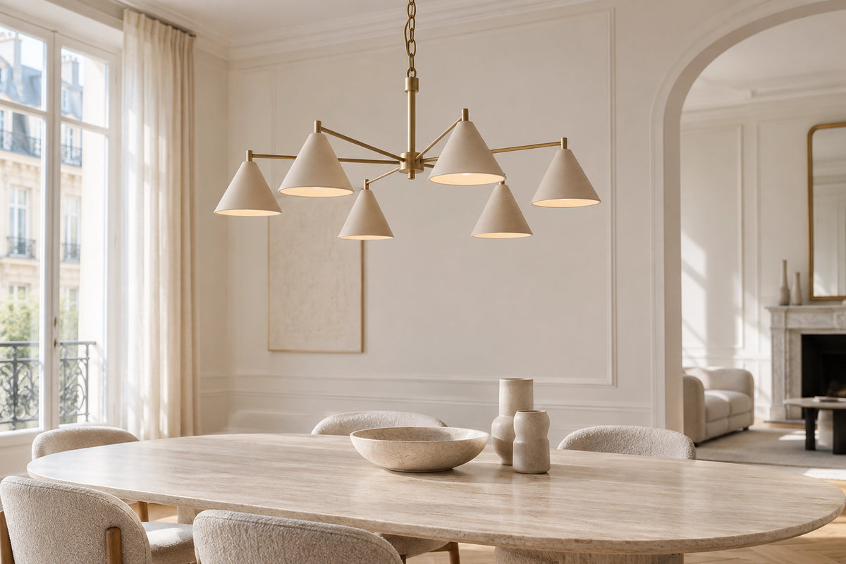 Lustre beige dans un intérieur lumineux, sous une lumière naturelle
