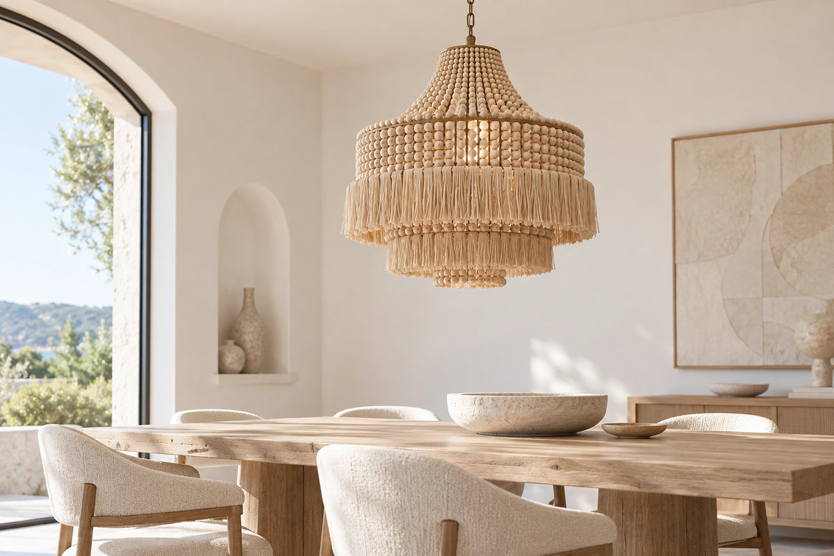 Lustre bohème dans un intérieur lumineux, sous une lumière naturelle