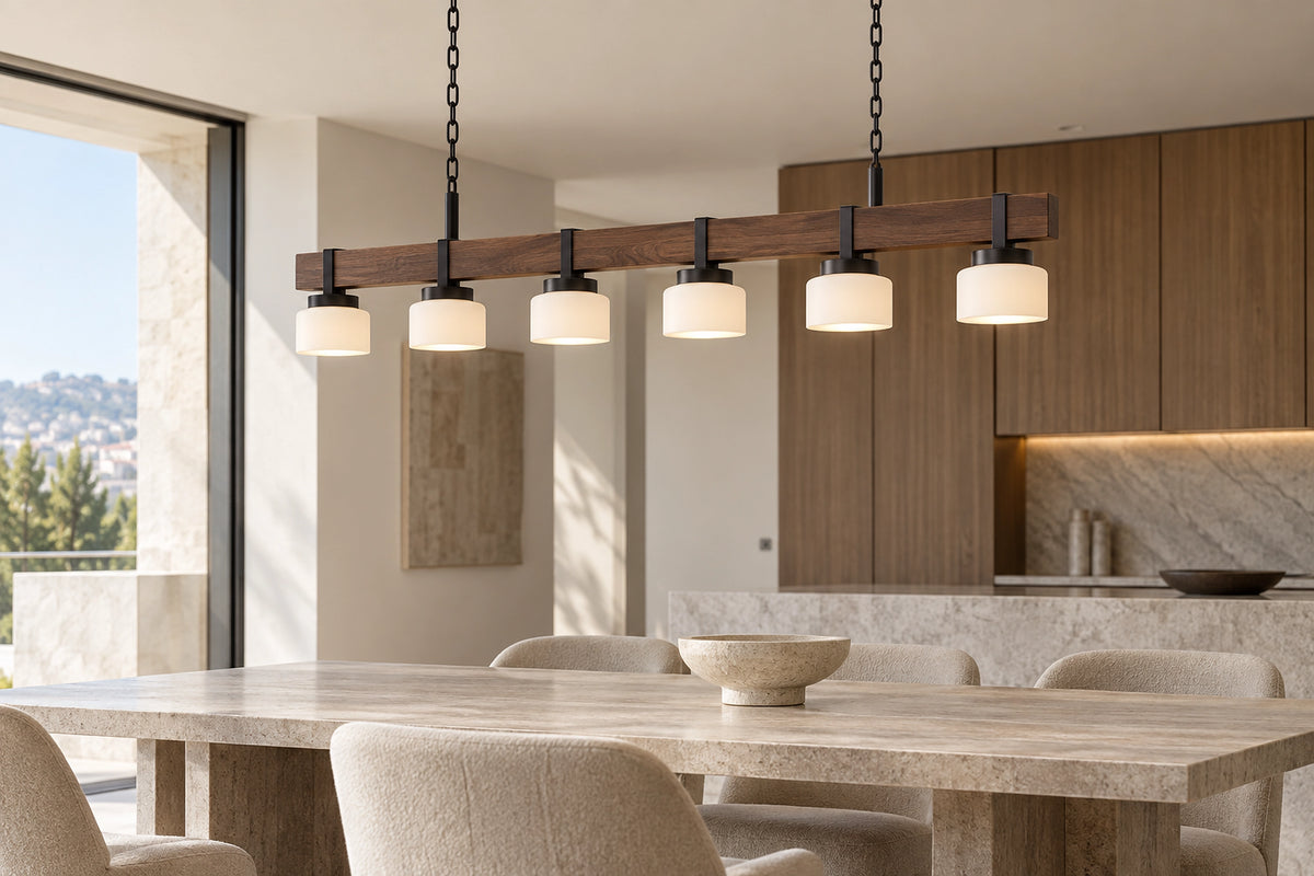 Lustre bois et métal dans un intérieur lumineux, sous une lumière naturelle