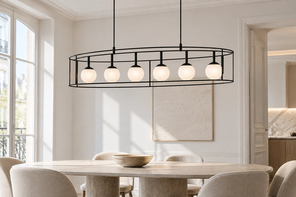 Lustre cage dans un intérieur lumineux, sous une lumière naturelle