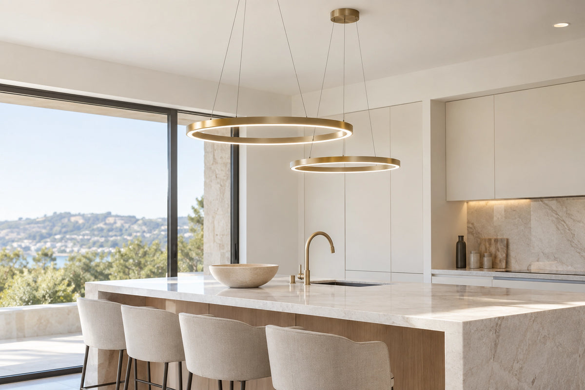 Lustre cuisine moderne dans une cuisine lumineuse, sous une lumière naturelle