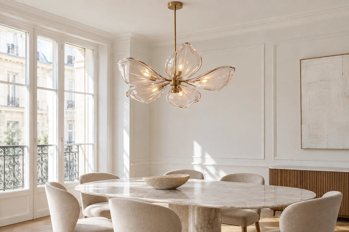 Lustre fleur dans un intérieur lumineux, sous une lumière naturelle