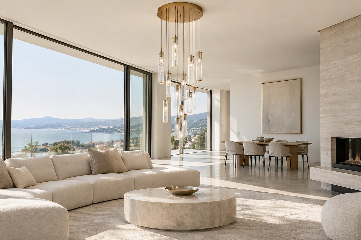 Lustre haut de gamme dans un intérieur lumineux, sous une lumière naturelle