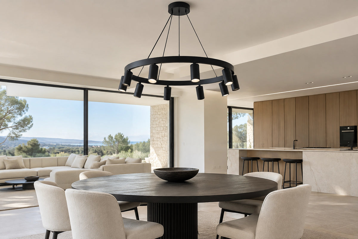 Lustre industriel noir dans un intérieur lumineux, sous une lumière naturelle