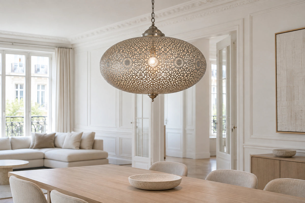 Lustre marocain dans un intérieur lumineux, sous une lumière naturelle