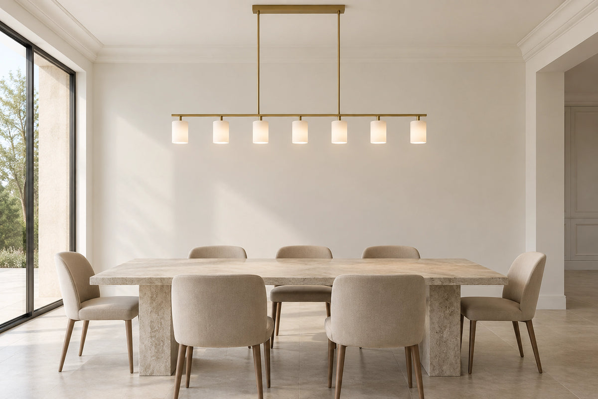 Lustre moderne salle à manger dans une salle à manger lumineuse, sous une lumière naturelle