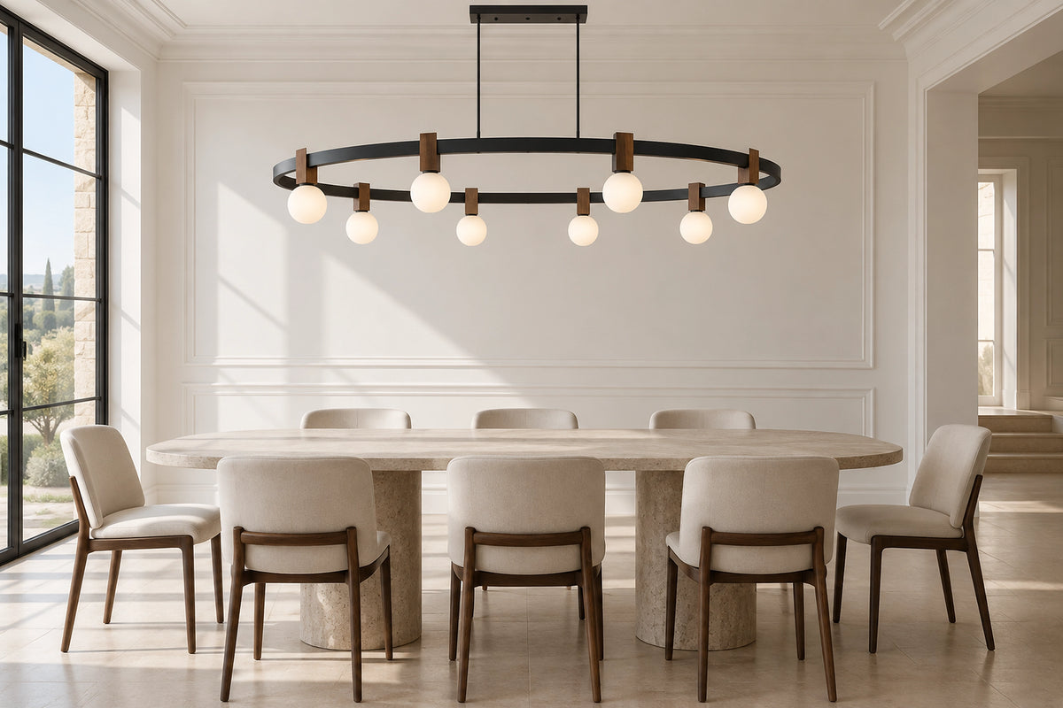 Lustre noir et bois dans un intérieur lumineux, sous une lumière naturelle