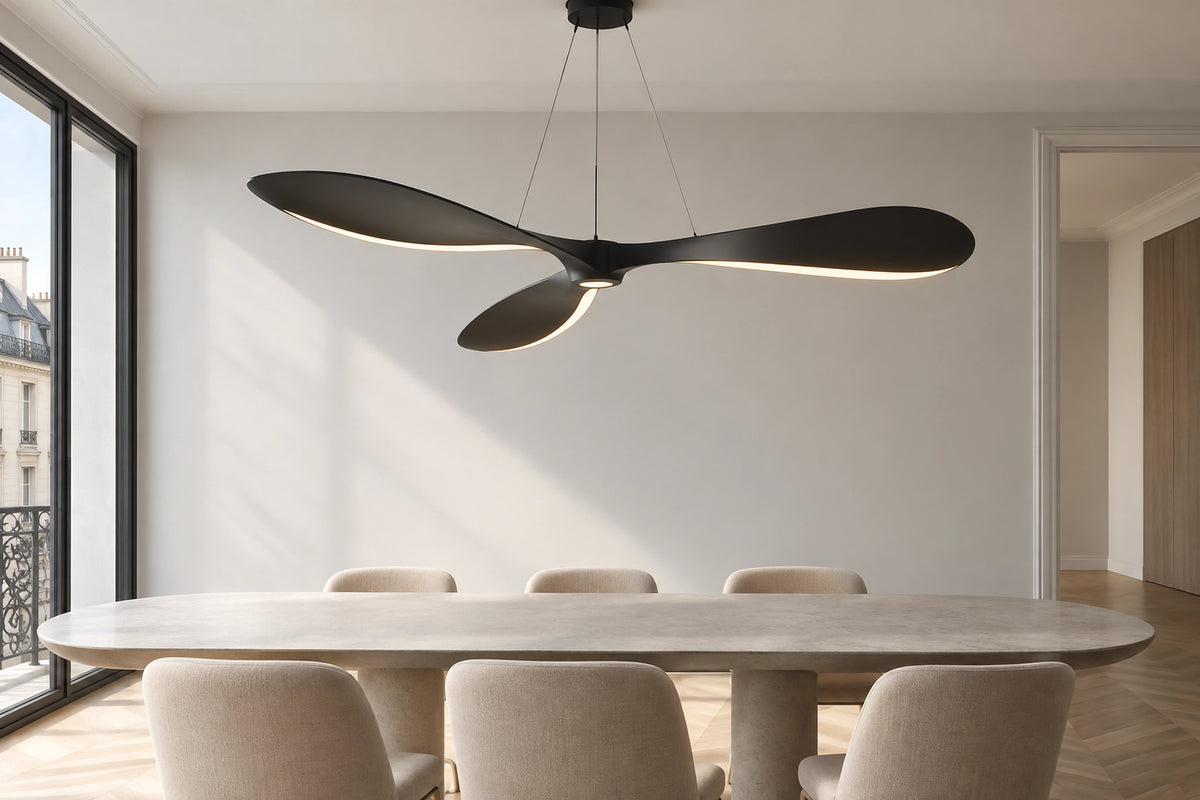 Lustre noir moderne dans un intérieur lumineux, sous une lumière naturelle