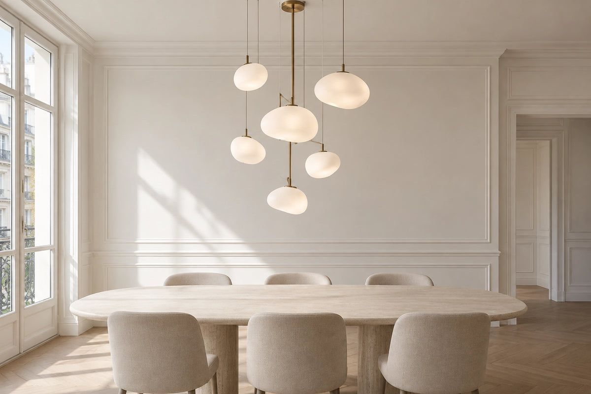 Lustre original dans un intérieur lumineux, sous une lumière naturelle