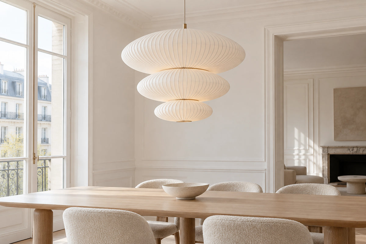 Lustre en papier dans un intérieur lumineux, sous une lumière naturelle