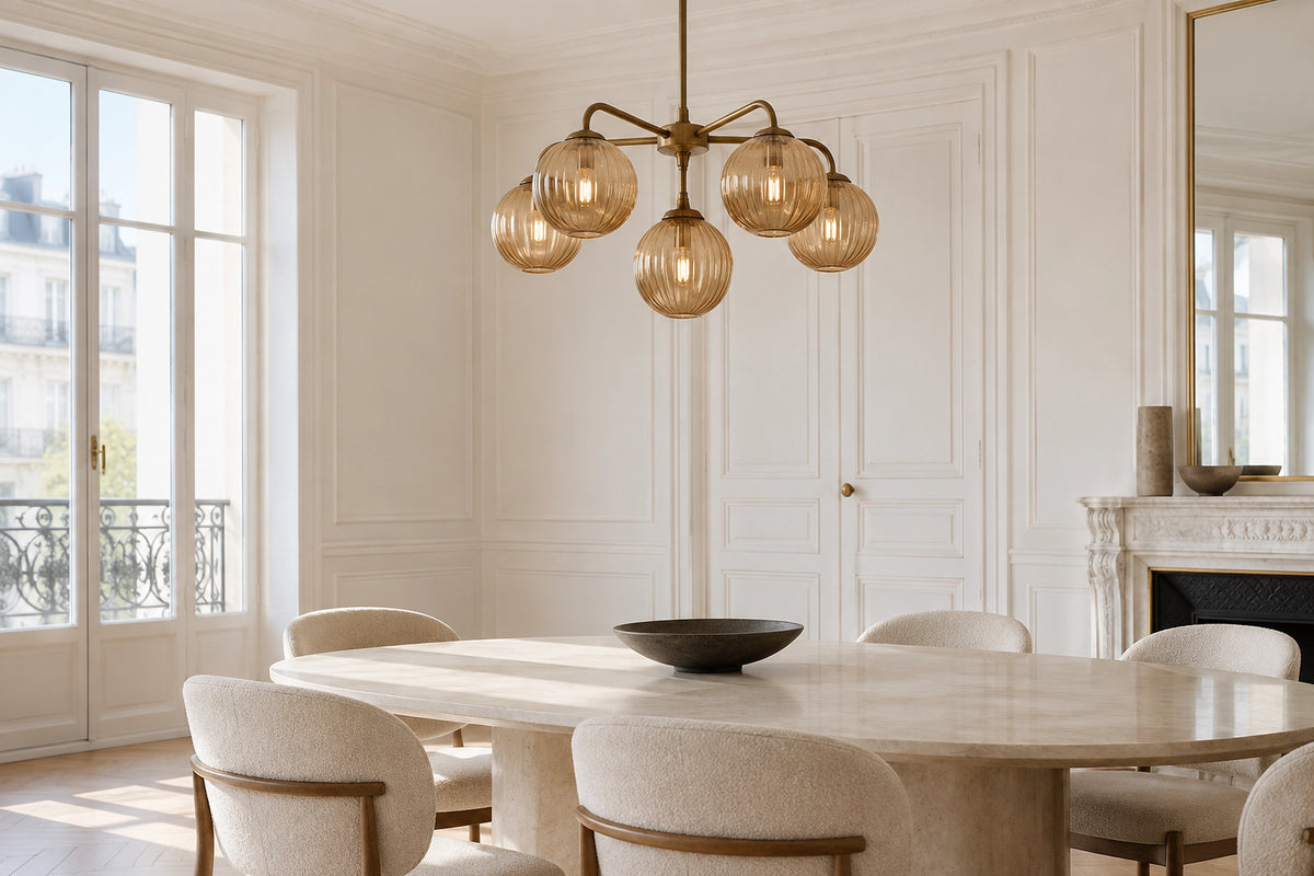 Lustre en verre vintage dans un intérieur lumineux, sous une lumière naturelle